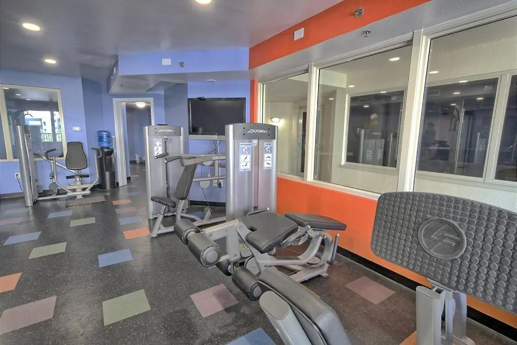 Pineapple Paradise, Beach Front, Newly Renovated, Sleeps 6 Panama City Beach Apartment