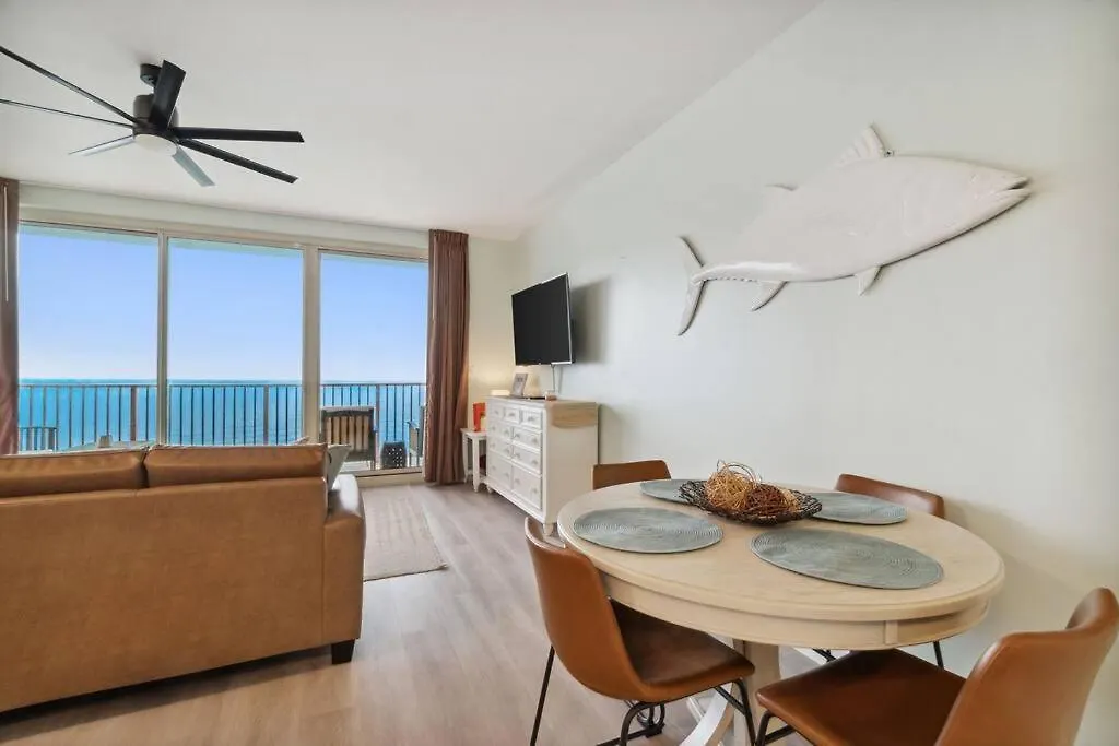 Pineapple Paradise, Beach Front, Newly Renovated, Sleeps 6 Panama City Beach Apartment