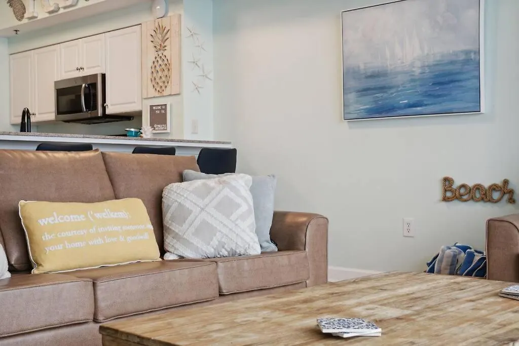 Pineapple Paradise, Beach Front, Newly Renovated, Sleeps 6 Panama City Beach