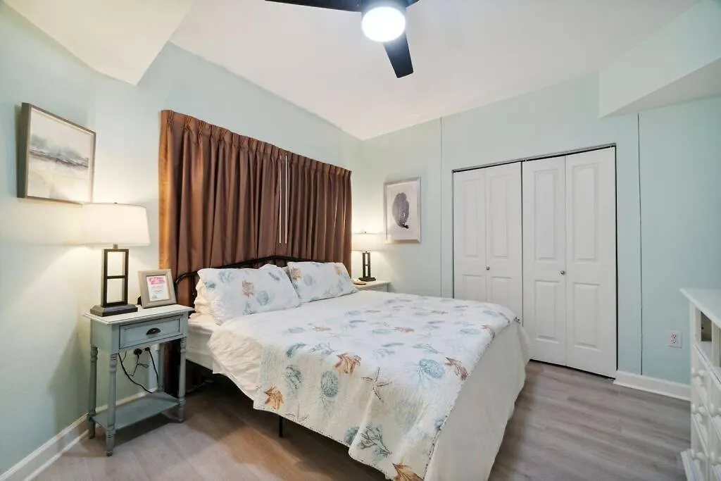 Pineapple Paradise, Beach Front, Newly Renovated, Sleeps 6 Panama City Beach